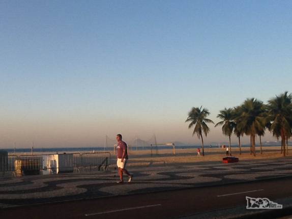 Fim de tarde bem tranquilo na orla do Leme, no Rio de Janeiro
